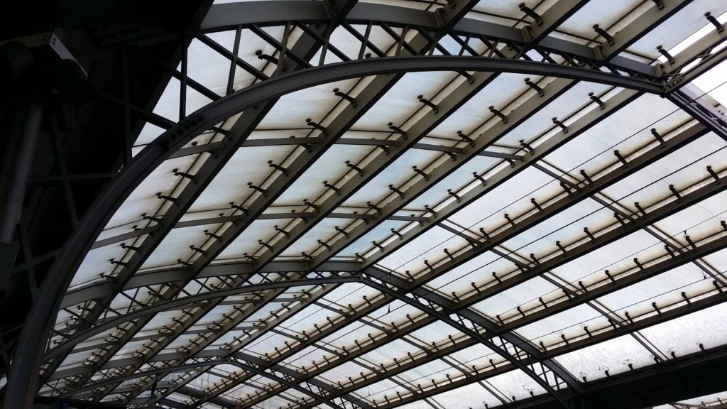 Der alte Mann am Bahnsteig