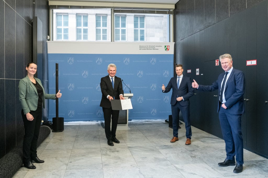 Bescheiduebergabe durch Wirtschaftsminister Professor Adreas Pinkwart an Toni Drescher, CEO der KEX Knowledge Exchange AG (2.v.r.) im Beisein von Thomas Müller, Vorstand der kassenärztlichen Vereinigung Westfalen Lippe (KVWL) als Vertreter der Bedarfsträger und Nicole Langrock, Geschäftsführerin von KI.NRW. Copyright: ©:MWIDE NRW / M. Hermenau